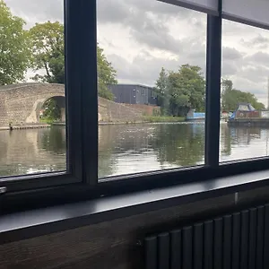 https://the-watersedge-canal-cottages.brighton-hotels-england.com